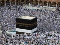 شاهد.. رجل مسن لم يترك الحرم المكي لأكثر من 80 عاماً