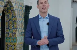 نكتة.. قناة جزائرية تستعين بطبيب بيطري لإقناع الجزائريين بأن زخارف قصر تلمسان والزليج جزائريين