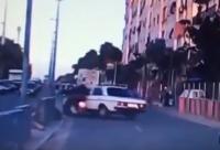 بالفيديو...الإيقاع بسائق الطاكسي الذي دهس دراجة نارية و فر بشكل هوليودي