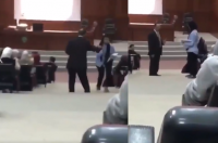بالفيديو.. رد فعل أستاذ جامعي مع طالبة تحدثت بالهاتف خلال المحاضرة