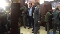 شاهد وزير الخارجية المغربي يتعرض لاعتداء ومنع دخول قمة بالموزمبيق