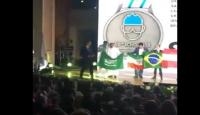 بالفيديو.. شاب سعودي يبتعد عن العلم الاسرائيلي ويصطف بجانب العلم الايراني