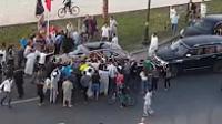 شاهد كيف تجمهر عدد من المواطنين على الملك محمد السادس بطنجة