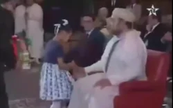 فيديو طريف لطفلة مغربية '' حالفة حتى تبوس يد الملك ''