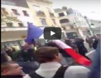 فيديو صادم...فرنسيون حرقو القرآن الكريم في مظاهرة اليوم !!!