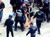 بالفيديو : القوات الجزائرية تحاصر بيت ناشط " قبايلي " و تطلق الرصاص الحي عليه
