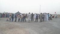 معتصمون بأم العلق يطالبون بجبر الضرر ورحيل العامل 