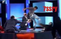 شاب لبناني يضرب امه على الهواء ويهددها بالذبح