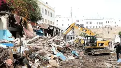 سلطات طنجة تستمر في تحرير الملك العمومي.. هدم سوق فندق الشجرة لإعادة تأهيله بشكل عصري