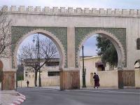 10دراهم غرامة لمن رمى بكيس نفايات و50 درهما لمن تبول على سور تاريخي بفاس