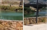 ردوا البال ..شاهد كيف يغسل "بائع الهندي" فاكهته بماء واد الحار