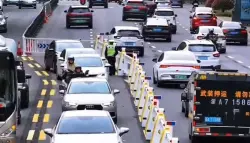 خلال 40 ثانية.. 18 روبوتاً تفك اختناق الطرق في مدينة صينية