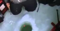 بالفيديو.. رجل يصطاد سمكة كبيرة بخطاف