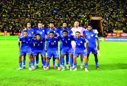 مشهد ساخر في كأس العالم.. بعثة منتخب تصل إلى مقرها في حافلة مدرسية