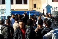 تلاميذ بطنجة يتضامنون مع" المتشرملين" في وقفة احتجاجية أمام المحكمة الابتدائية 