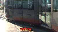 سائق حافلة متهور يتسبب في انحراف عربة الترامواي عن السكة