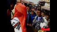بالفيديو :هجوم خلية نحل على ساحة جامع الفناء