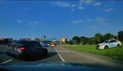 أمام الشرطة.. لحظة اصطدام سيارتين من طراز BMW M3 بعد قيادة متهورة