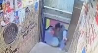 بفضل العناية الالهية ينجو من موت محقق في المصعد(فيديو)