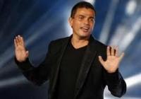 شباب يطلبون من عمرو دياب الاعتذار عن المشاركة في \"موازين\"