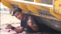 شاهد.. بطل قوة خارقة يتحدى ماكينة تسوية