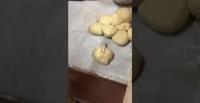 خباز يضع سيجارة على العجين يثير غضب الفايسبوكيين (فيديو)