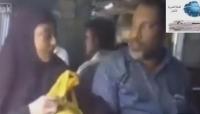 زوج يعنف زوجته و يضربها بقوة وسط الركاب بالحافلة