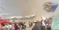 إعصار غبار يتسبب في طيران قلعة مطاطية في الهواء وإصابة 20 طفلا (فيديو)