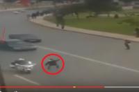 خطييير....شخص يخترق الموكب الملكي ويعترض سيارة العاهل المغربي "فيديو الواقعة"