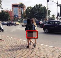 حسناء أجنبية تخلق الحدث بمراكش و هي تتجول بين شوارع المدينة مرتدية " البيكيني "