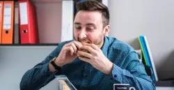 أكل الطعام بسرعة.. طريق سريع إلى أمراض خطيرة