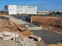 بعد سنوات من المعاناة.. مشروع نفق "عين عتيق" يسابق الزمن لتغيير ملامح حركة السير بمحور تمارة-الصخيرات