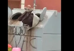 قلة أدب : مراهق يَدْفع عجوزا يبحث في حاوية القمامة
