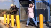 إسرائيلي يطلق النار على فلسطينية من مسافة صفر