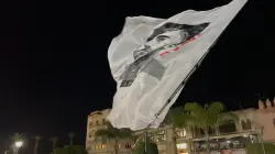 رفع راية تحمل صورة "حكيم زياش" في وقفة تضامنية مع سكان غـزة