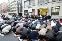 تونس تحظر الصلاة في الشارع