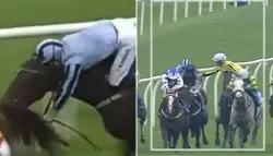 لقطة نادرة.. فارس بريطاني يضحي بفوزه لإنقاذ منافسه من السقوط في سباق خيول