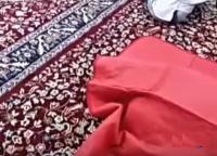 بالفيديو: مصل يموت في مكانه عقب أدائه صلاة العشاء مباشرة