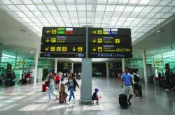 في واقعة صادمة جدا.. والدان يتخليان عن طفلهما داخل مطار برشلونة لسبب لا يقبله عقل