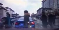 سارق منحوس يعيد هاتفا سرقه من سيدة بعد ضبطه من صاحب سيارة(فيديو)