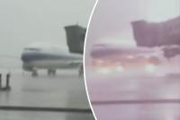 بالفيديو: صاعقة قوية تفجر عجلات طائرة ركاب