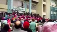 لحظة سقوط طلبة كلية الصيدلة جامعة بغداد في حفلة التخرج.