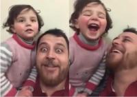 للتغلب على الخوف ...أب سوري يعود ابنته على الضحك عند سماع صوت القذائف
