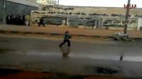عملية بطولية لإنقاذ طفل من القناصة بسوريا