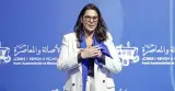 المنصوري ترد على الجدل حول صلاة رئيسة حكومة امرأة بجانب الملك!