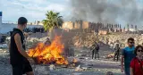 محتجون في سبتة يدمرون ملاجئ المهاجرين ويشعلون فيها النار