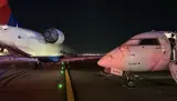 بالفيديو.. حادث غريب بين طائرتين في مطار بنيويورك