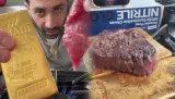 شريحة لحم فوق الذهب الخالص تُشعل مواقع التواصل