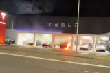 حريق يدمّر أسطول "تسلا" داخل وكالة.. والتحقيقات مستمرة