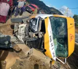 بالصور..انقلاب حافلة مدرسية يهز وزان ويخلّف عشرات الإصابات في صفوف التلاميذ